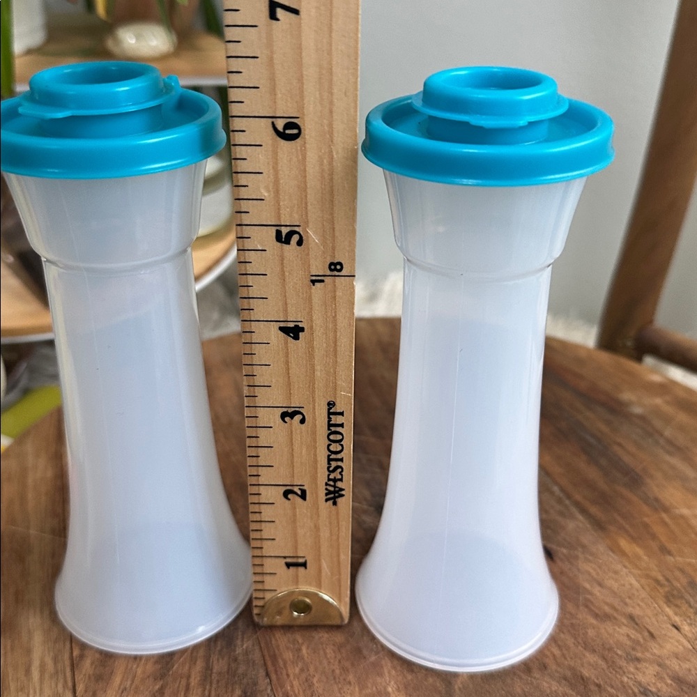 Tupperware Hourglass Salt & Pepper Large 6" Shakers Sheer With‎ Blue Lids - Picture 11 of 11